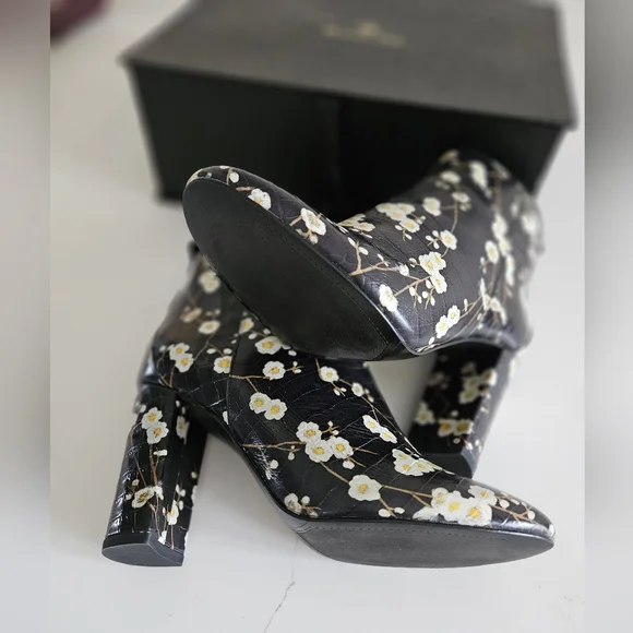 Massimo Dutti Zara Leather Ankle Boots with flowers US 7.5 - Picture 6 of 13